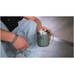 Mug isotherme en inox 350 ml avec couvercle anti-éclaboussures Stanley couleur vert foncé image nature morte 2