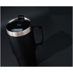 Mug isotherme double paroi couvercle anti-fuite 473 ml Stanley couleur noir image nature morte 2
