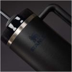 Gobelet isotherme 890 ml avec couvercle rotatif et paille Stanley couleur noir vue détail 2