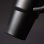 Gobelet isotherme 890 ml avec couvercle rotatif et paille Stanley couleur noir vue détail 3