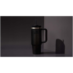 Gobelet isotherme 890 ml avec couvercle rotatif et paille Stanley couleur noir image nature morte 2