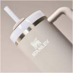 Gobelet isotherme 890 ml avec couvercle rotatif et paille Stanley couleur gris vue détail 1