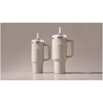 Gobelet isotherme 890 ml avec couvercle rotatif et paille Stanley couleur gris image nature morte