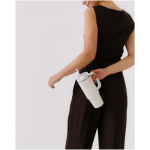 Gobelet isotherme 890 ml avec couvercle rotatif et paille Stanley couleur beige image nature morte