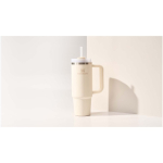 Gobelet isotherme 890 ml avec couvercle rotatif et paille Stanley couleur beige image nature morte 2