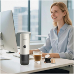 Cafetière portable rechargeable à pression de 15 bars et 80 ml Prixton couleur beige image nature morte