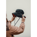 Chapeau léger à 5 panneaux avec cordon 115 g/m² Nordic Drift couleur noir vue d'ambience 3