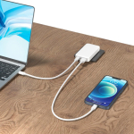 Chargeur plat ultra-fin avec prises voyage et USB-C 65 W couleur blanc cassé vue d'ambiance