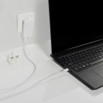 Chargeur plat ultra-fin avec prises voyage et USB-C 65 W couleur blanc cassé vue d'ambiance 2