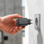 Chargeur USB écologique compact avec prise EU 100 W couleur noir vue d'ambiance 2