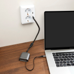 Câble de charge rétractable USB-C vers USB-C 120 cm 16 broches 100 W couleur gris vue d'ambiance