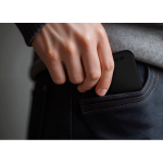 Batterie externe ultrafine 4 mm avec charge sans fil 3 000 mAh couleur noir vue d'ambiance