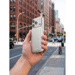 Batterie externe magnétique QI2.2 ultrafine en aluminium 5 000 mAh couleur argenté vue d'ambiance 2