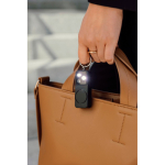 Alarme personnelle compacte rechargeable USB-C avec lumière LED 150 dB couleur noir vue d'ambiance 2