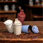 Tasse isotherme en plastique avec couvercle anti-goutte 220 ml couleur noir vue d'ambiance