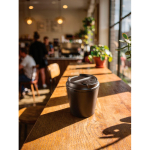 Tasse isotherme en plastique avec couvercle anti-goutte 220 ml couleur noir vue d'ambiance 2