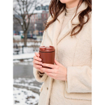 Tasse isotherme en plastique avec couvercle anti-goutte 220 ml couleur rouge vue d'ambiance 2