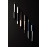 Stylo à bille triangulaire en plastique recyclé à clic, encre bleue couleur noir vue d'ambiance