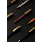 Stylo ergonomique à trois faces, toucher doux, encre bleue couleur noir vue d'ambiance