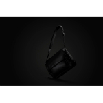 Sac bandoulière avec RFID et capacité de 9,8 L Swiss Peak 15,6” couleur noir vue d'ambiance
