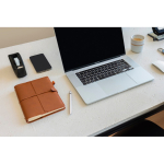 Carnet rechargeable A5 en PU avec poches et élastique, pages lignées couleur marron vue d'ambiance