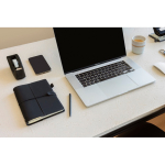 Carnet rechargeable A5 en PU avec poches et élastique, pages lignées couleur noir vue d'ambiance