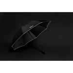 Parapluie automatique en fibre de verre Swiss Peak 30” Ø150 couleur noir vue d'ambiance