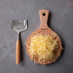 Râpe à fromage avec lame en acier inoxydable et manche en hêtre Boska couleur argenté vue d'ambiance