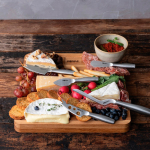 Set de fromages avec planche en chêne européen Boska 29 x 29 cm couleur marron vue d'ambiance 2