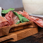 Set de fromages avec planche en chêne européen Boska 29 x 29 cm couleur marron vue d'ambiance 4