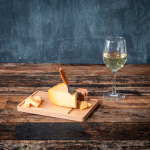 Coupe-fromage avec planche EN BOIS et couteau amovible Boska couleur marron vue d'ambiance 4