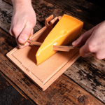 Coupe-fromage avec planche EN BOIS et couteau amovible Boska couleur marron