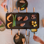 Appareil à raclette avec plaque réversible antiadhésive Boska couleur noir vue d'ambiance