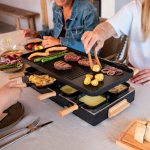 Appareil à raclette avec plaque réversible antiadhésive Boska couleur noir vue d'ambiance 2