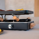 Appareil à raclette avec plaque réversible antiadhésive Boska couleur noir vue d'ambiance 4