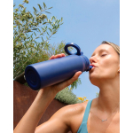 Gourde isotherme avec anneau pour téléphone MagSafe® 710 ml Ringo Pro couleur bleu vue d'ambience 3