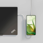 Câble de charge USB-C vers USB-C 2 en 1 en aluminium 15 W Zens Pro 2 couleur blanc cassé vue d'ambiance