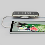 Câble de charge USB-C vers USB-C 2 en 1 en aluminium 15 W Zens Pro 2 couleur blanc cassé vue d'ambiance 2