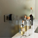 Chargeur sans fil magnétique compact pour téléphone 15 W Zens couleur noir vue d'ambiance