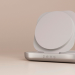 Chargeur magnétique de table de chevet Qi2 sur mesure USB-C 20 W Zens couleur blanc cassé vue d'ambiance 2