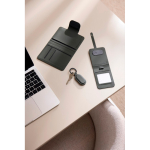 Étui pour passeport avec double localisateur Bluetooth 5.2 couleur vert vue d'ambiance