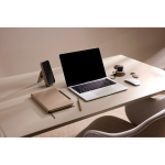 Chargeur sans fil écologique pliable 2 en 1 avec USB-C et 15 W couleur ivoire vue d'ambiance 4