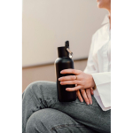 Gourde isotherme à double paroi, paille et couvercle antifuite 600 ml couleur noir vue d'ambience 3