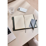 Carnet rechargeable A5 avec support pour téléphone, pages lignées couleur vert vue d'ambiance