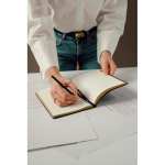 Set carnet et stylo avec coffret cadeau A5, pages lignées couleur noir vue d'ambiance 4