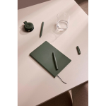 Carnet A5 à couverture souple en papier recyclé, pages lignées couleur vert vue d'ambiance