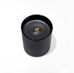 Bougie parfumée en céramique mate avec mèche en bois 140 g couleur noir cinquième vue