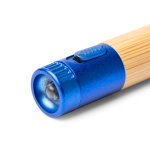 Stylo en bambou avec lampe torche LED, détails métallisés et encre bleue couleur bleu roi vue détaillée 3