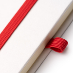 Carnet en carton A5 avec porte-stylo et pages lignées couleur rouge vue détaillée 2