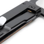 Couteau pliant avec verrouillage de sécurité et clip en acier inoxydable noir mat couleur naturel vue détaillée 4